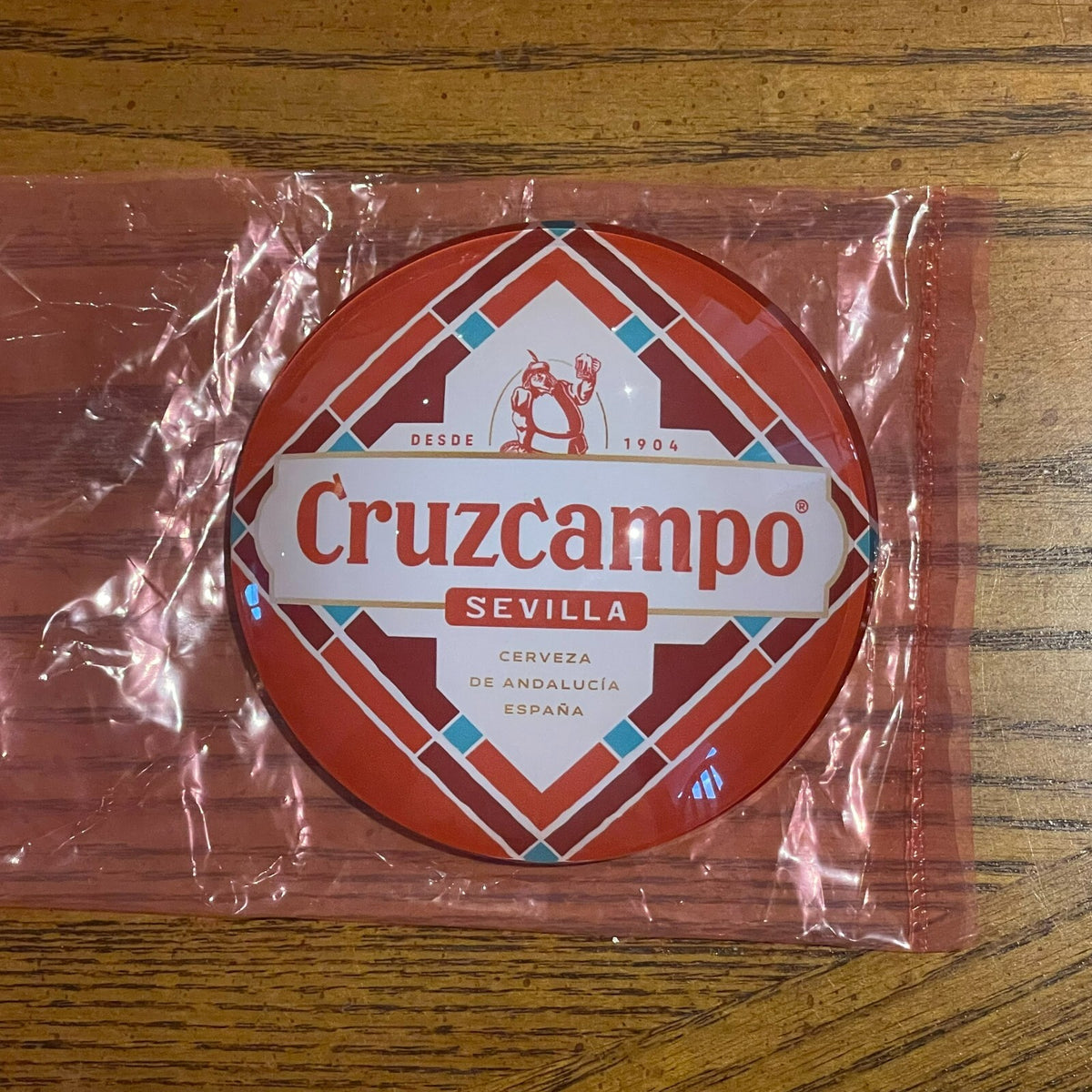 Cruzcampo badge in its packaging