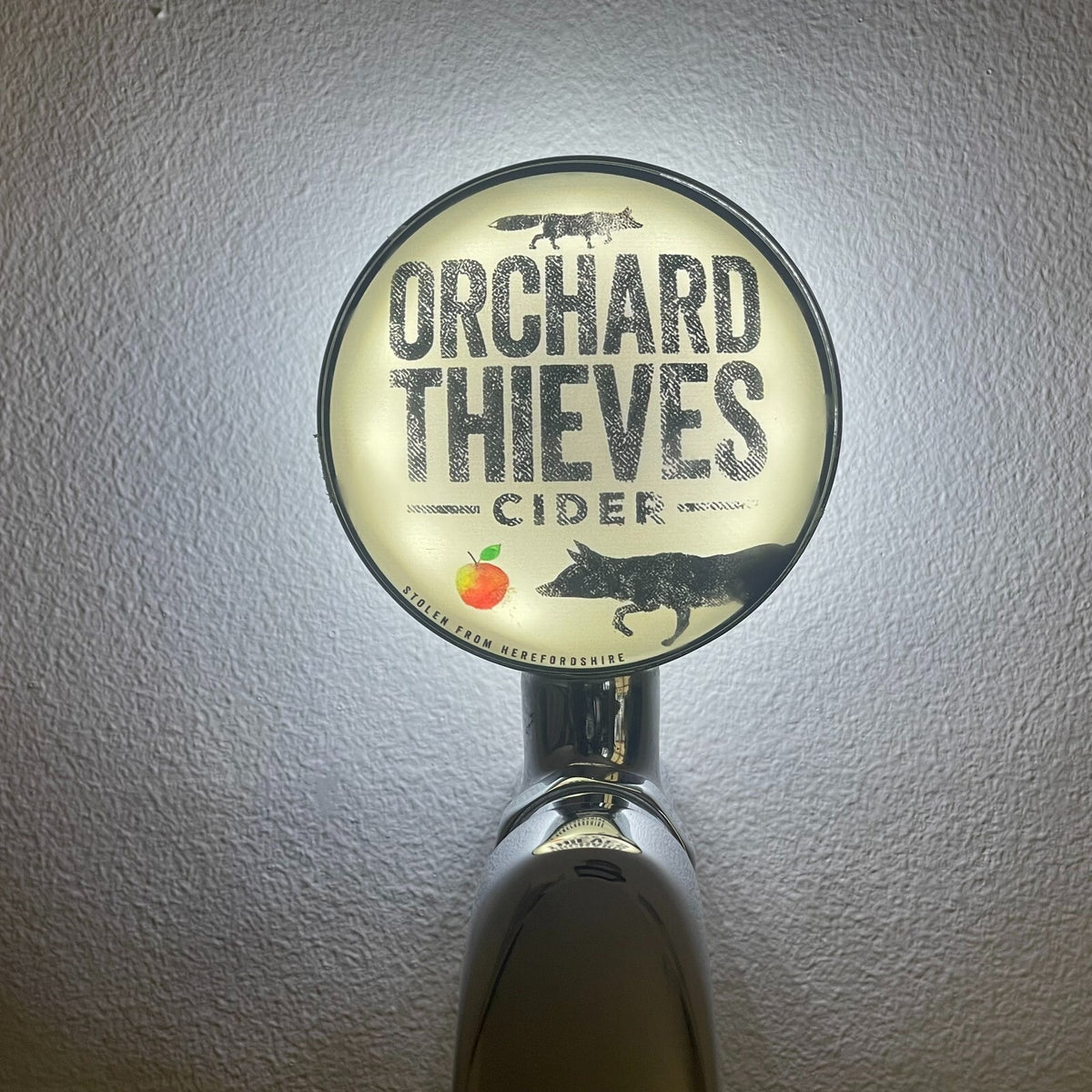 Orchard Thieves badge lit up on a beer tap